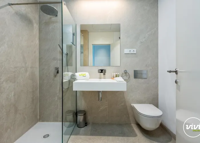 Vivi Homes - Fari Pool, Sauna, Gym & Sea View Lejlighed *