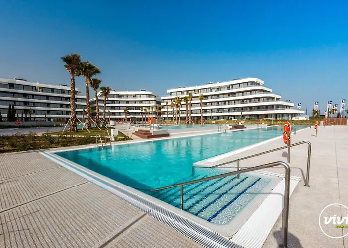 Vivi Homes - Fari Pool, Sauna, Gym & Sea View Lejlighed *