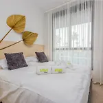 Vivi Homes - Fari Pool, Sauna, Gym & Sea View 아파트