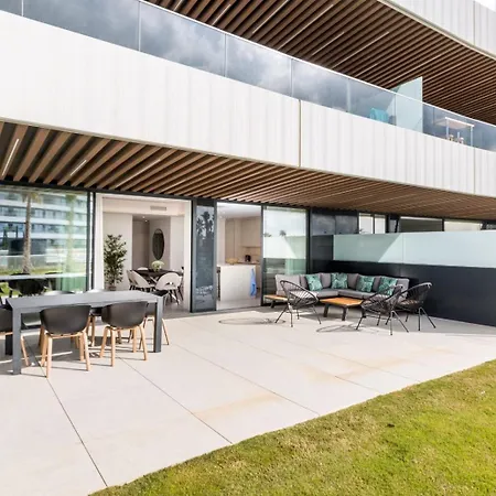 Vivi Homes - Fari Pool, Sauna, Gym & Sea View 托雷莫利诺斯