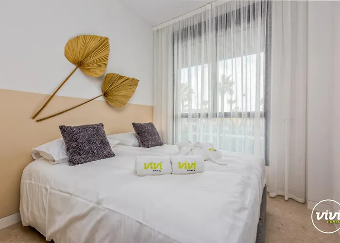 Vivi Homes - Fari Pool, Sauna, Gym & Sea View 아파트