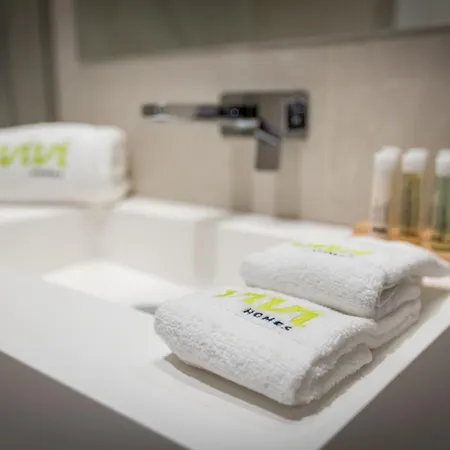 Vivi Homes - Fari Pool, Sauna, Gym & Sea View Apartment *