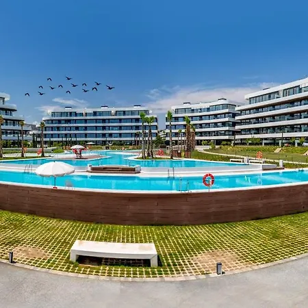 Vivi Homes - Fari Pool, Sauna, Gym & Sea View Apartment